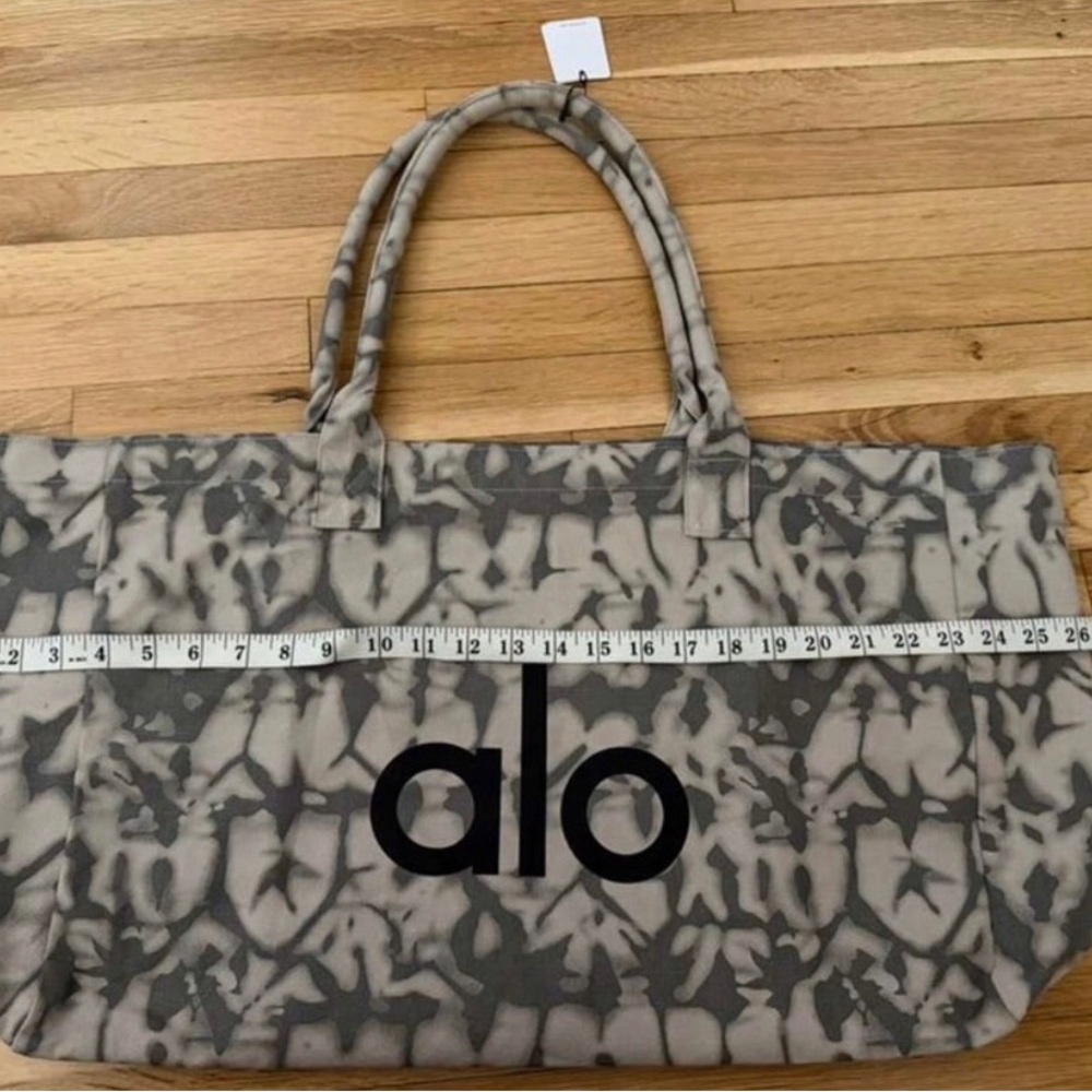 ALO Yoga Gray Tie-Dye Women's Tote Bag - Picture 4 of 5